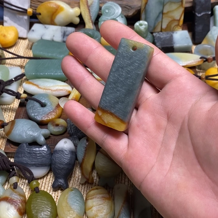 好***浪蛇纹石玉未镶嵌颈饰