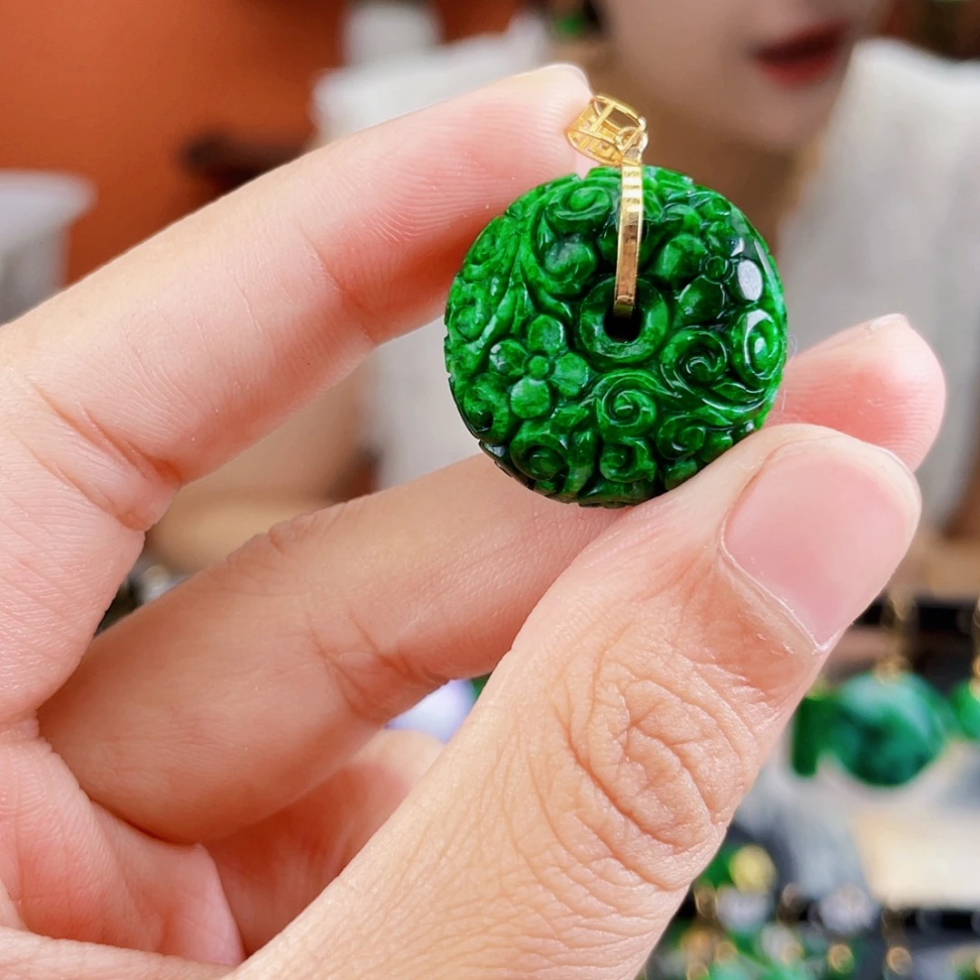 18K金镶嵌翡翠耳饰