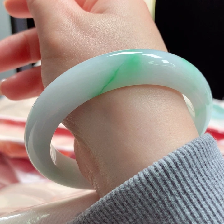 翡翠手镯未镶嵌白底青16细腻