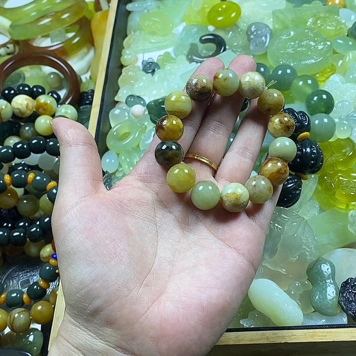 蛇纹石玉未镶嵌颈饰