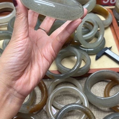 未镶嵌手镯石英质玉