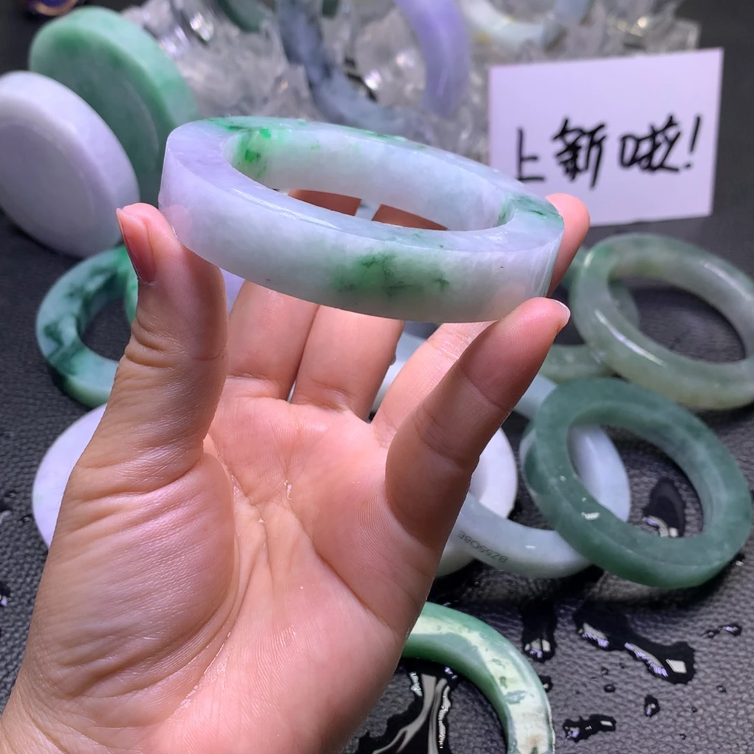 管***着定制翡翠未镶嵌正