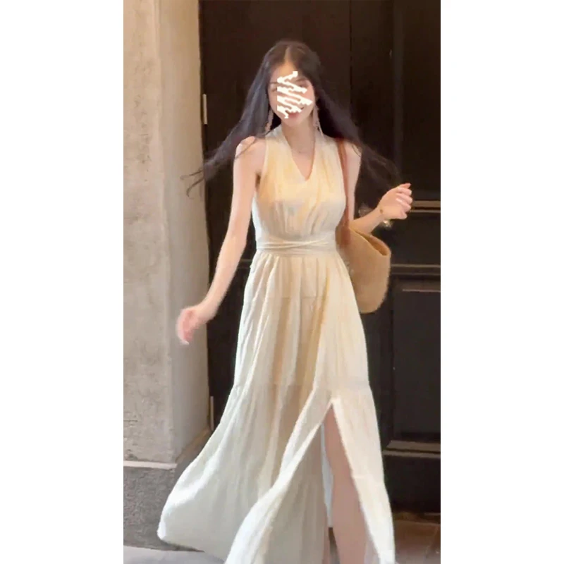 挂脖连衣裙女2025夏季新款法式气质V领收腰设计感中长款开叉裙子