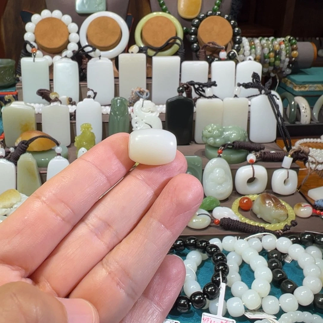 和田玉未镶嵌颈饰加*。