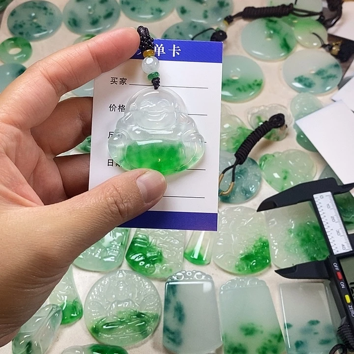 翡翠未镶嵌颈饰佛公