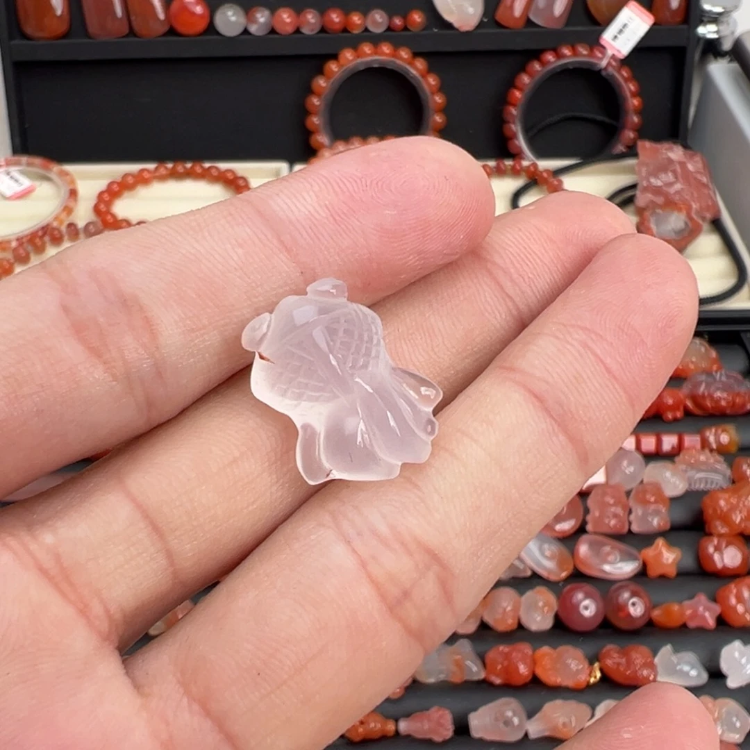 南红玛瑙未镶嵌颈饰金鱼