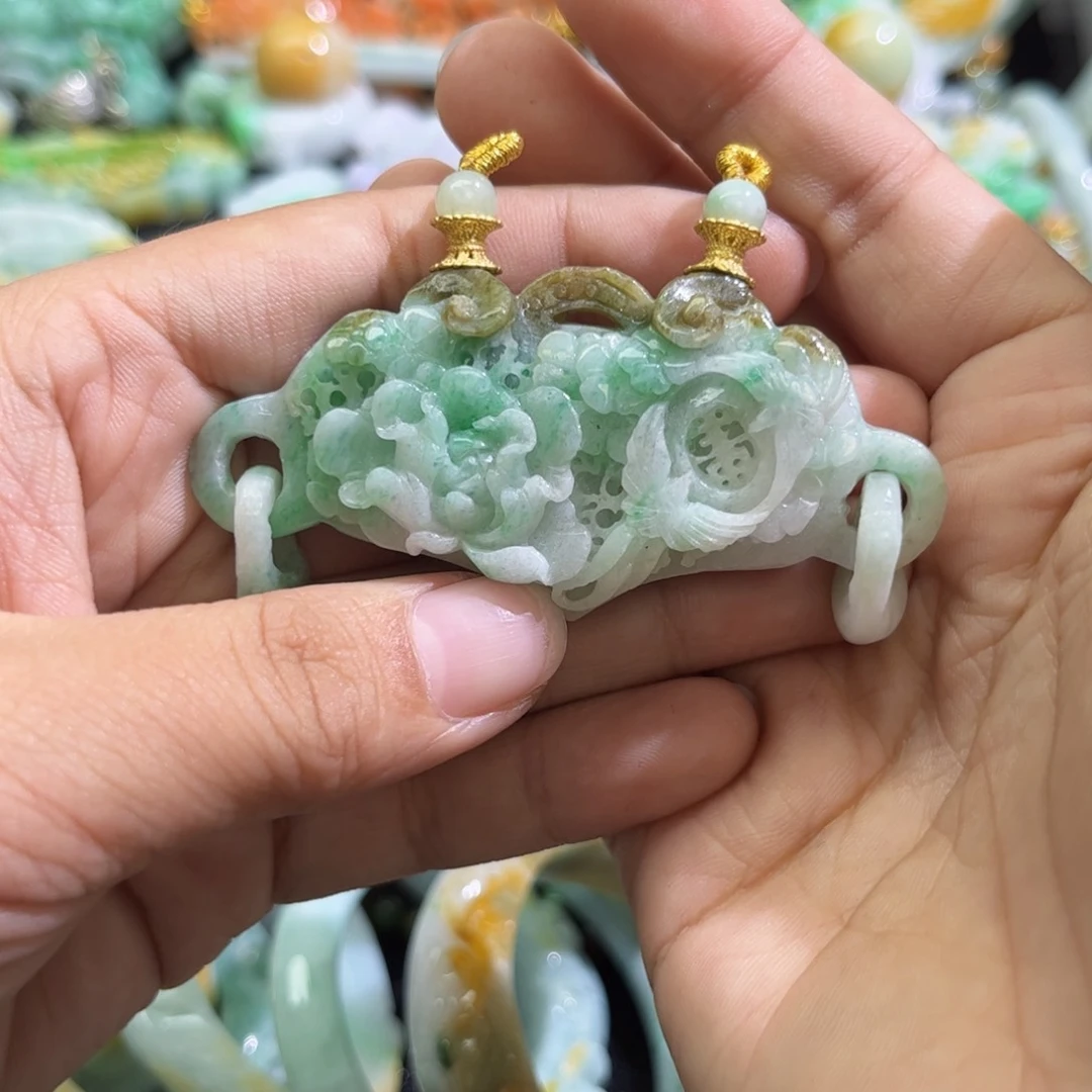 翡翠未镶嵌颈饰待编织