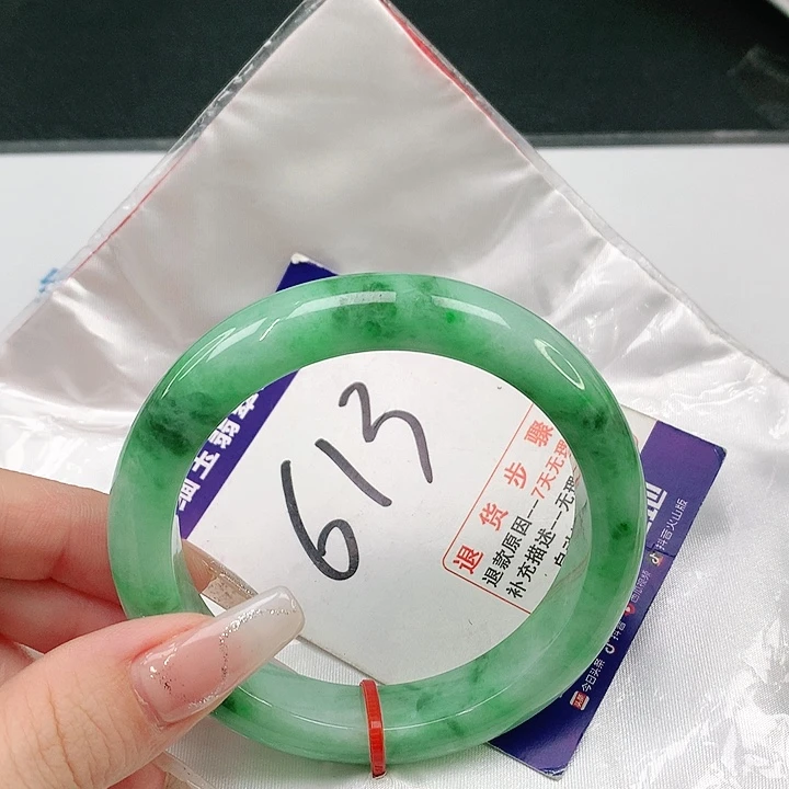 翡翠手镯未镶嵌翡翠手镯