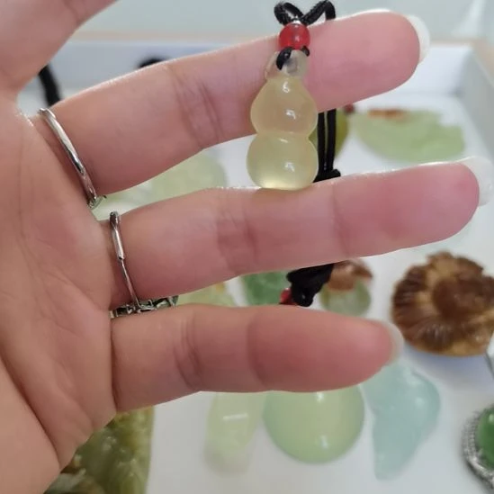 未镶嵌蛇纹石玉吊坠