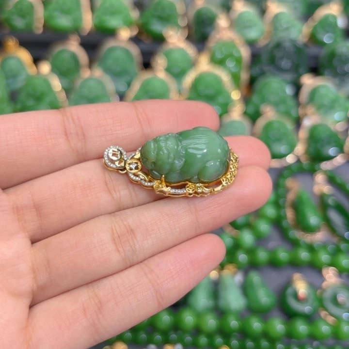 颈饰18K金镶嵌和田玉（碧玉）