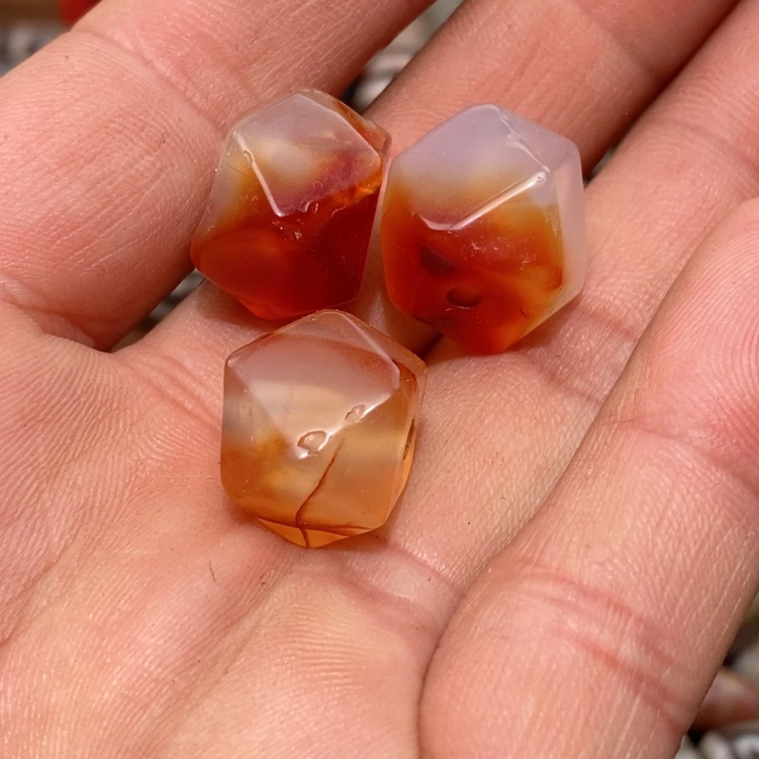 DIY琉璃珠子的颜色是蓝色的