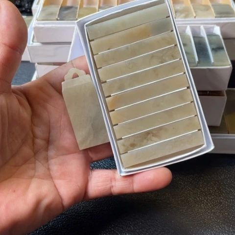 伊犁石印石0.8*5.0一盒，1*2如意一枚