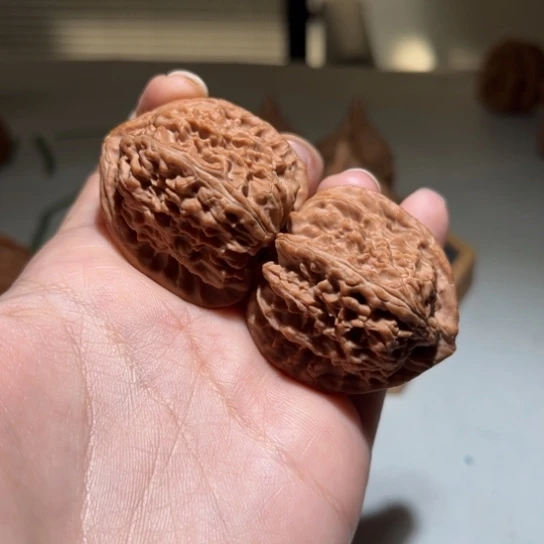 文玩核桃吊坠白狮子