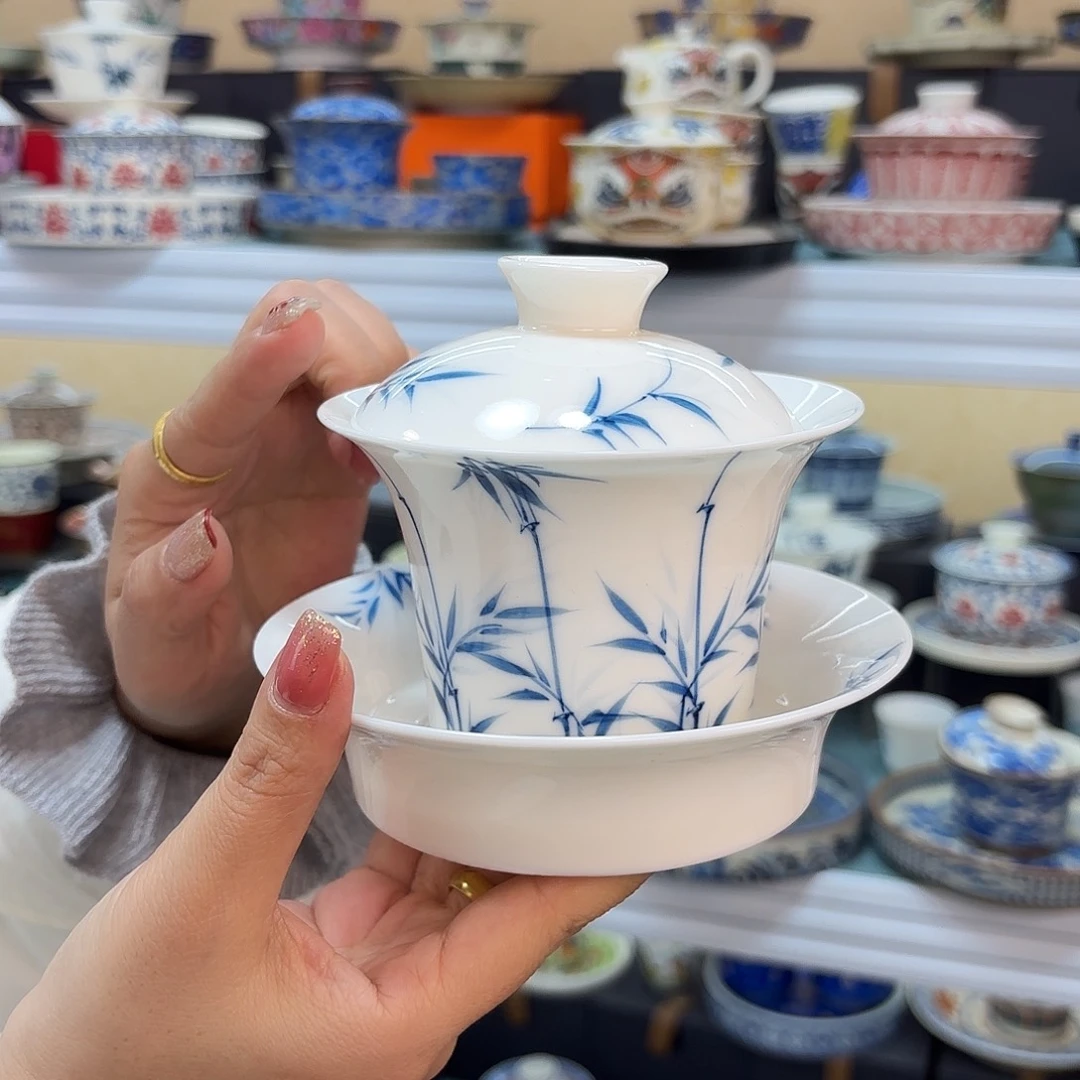 盖碗里放上适量水烧至