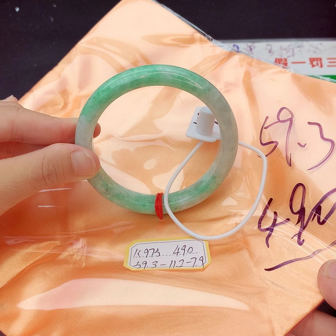 翡翠手镯未镶嵌翡翠