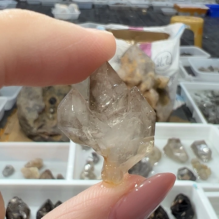 仿水晶只买单纯的吊坠，没带链子，属的性质。L18城堡茶色系
