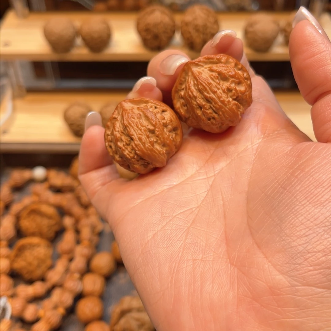 文玩核桃把件红皮龙纹帽