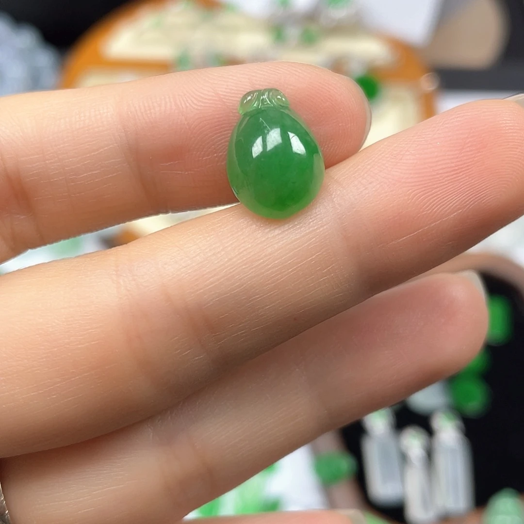 翡翠未镶嵌颈饰林亦珠宝绿桃