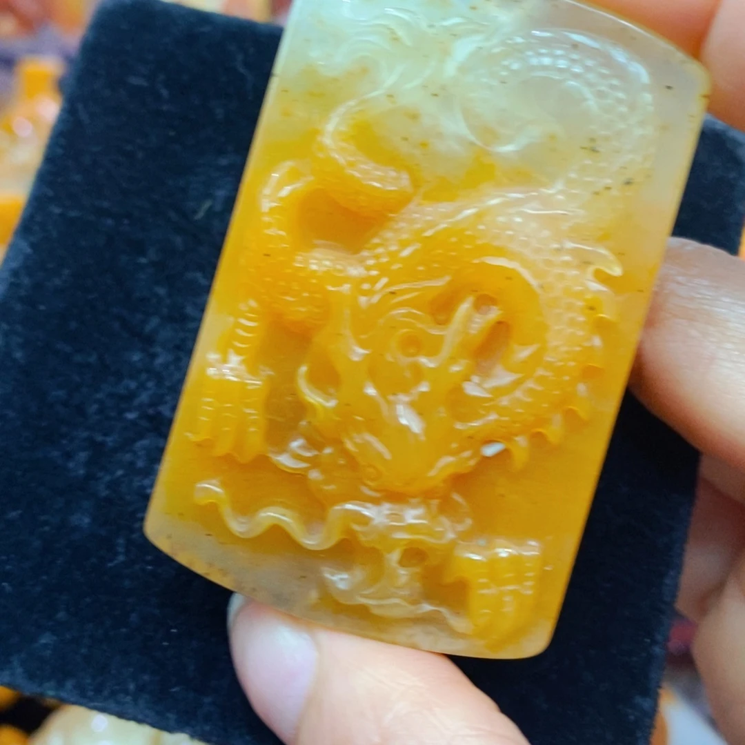 未镶嵌石英质玉（黄龙玉）颈饰