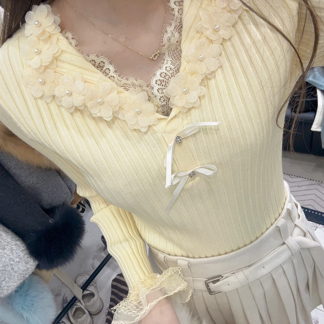 越野兔  奶黄花朵蕾丝拼接v领蝴蝶结针织上衣