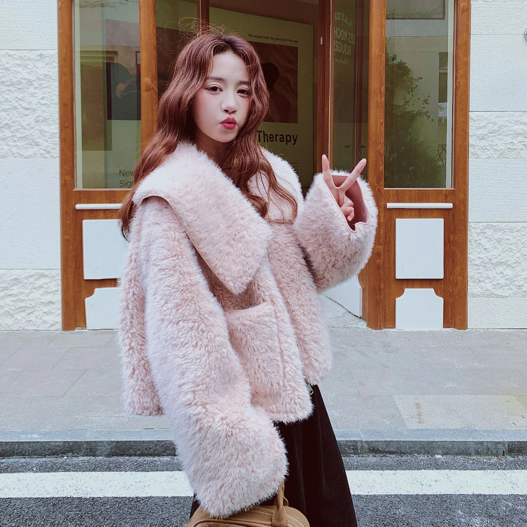 韩系雾霾粉大翻领皮毛一体短款外套女2025冬季新款甜美风毛毛上衣