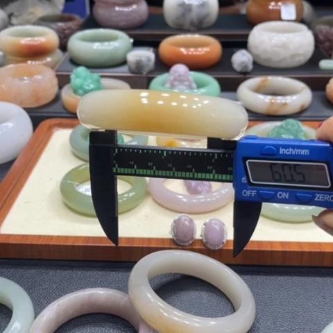 未镶嵌手镯石英质玉