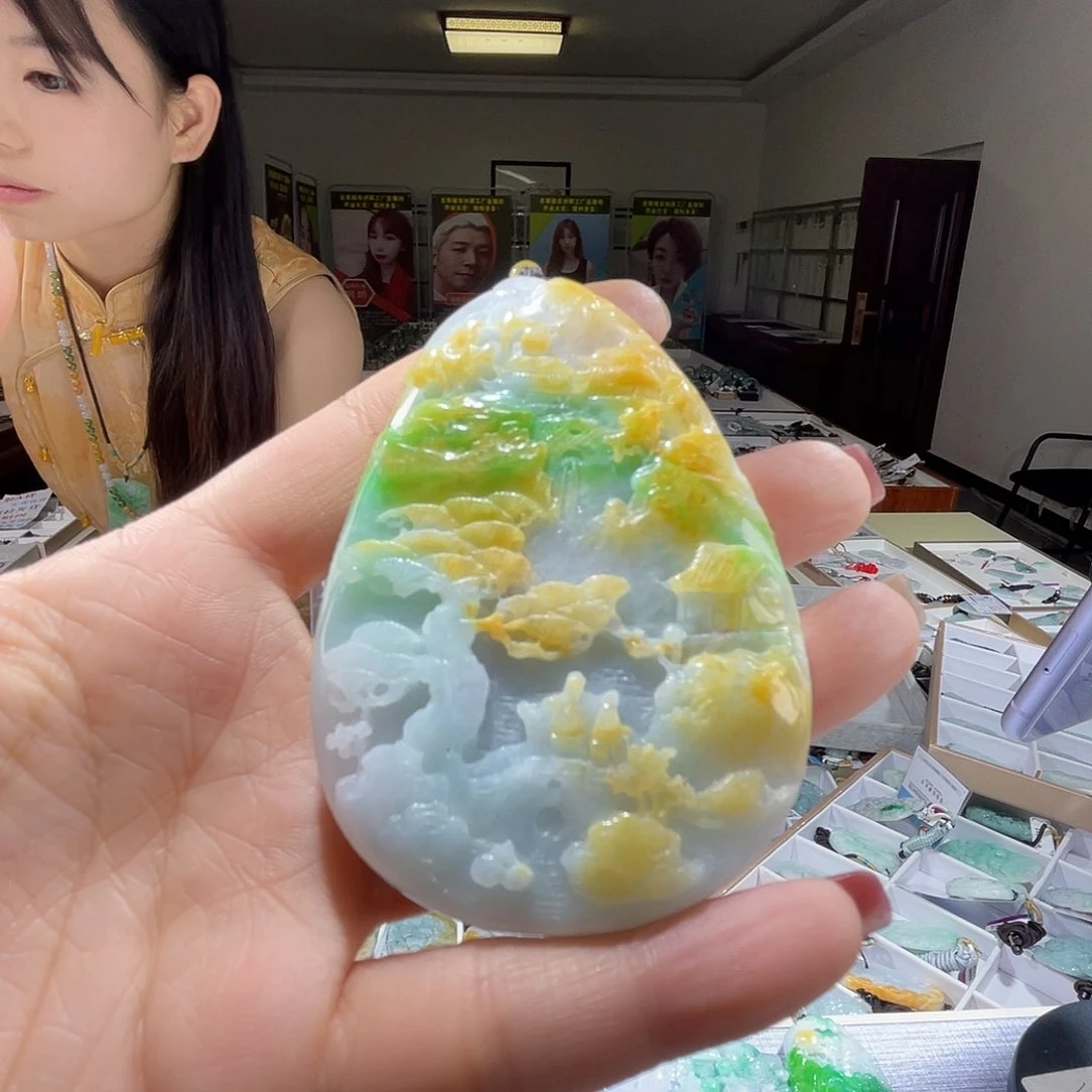 翡翠未镶嵌颈饰一个