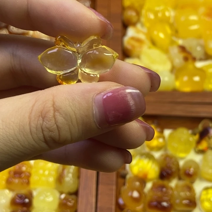 橄榄核吊坠小蝴蝶