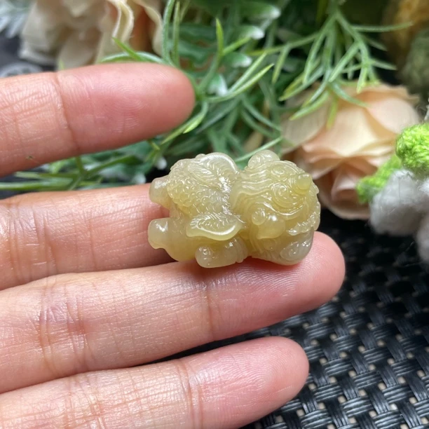 天然和田玉俄料巴沙黄糖一飞冲天貔貅挂坠颈饰金色精美精雕时尚