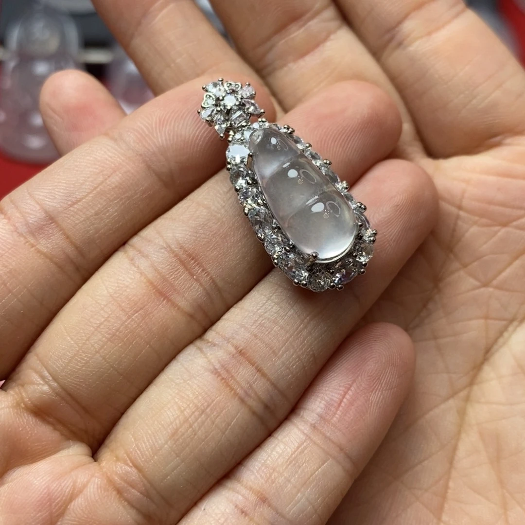 石英质玉合金吊坠