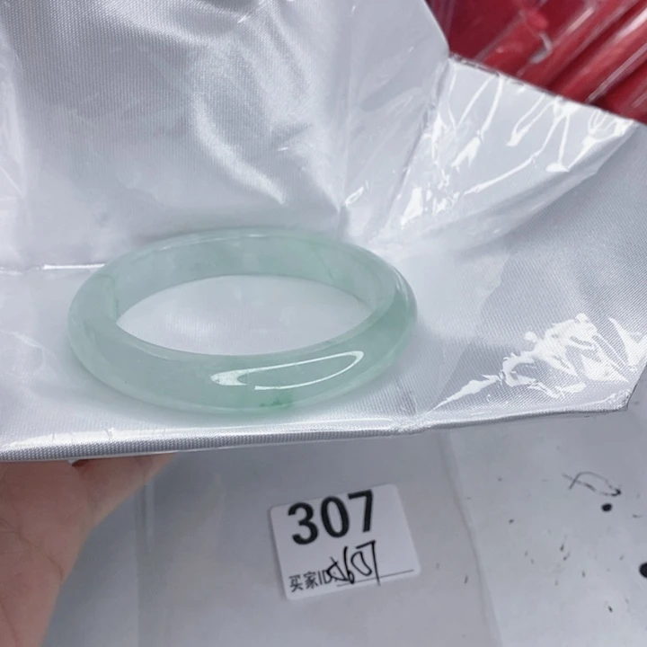 翡翠未镶嵌手镯一图一物实物为准（微瑕处理）