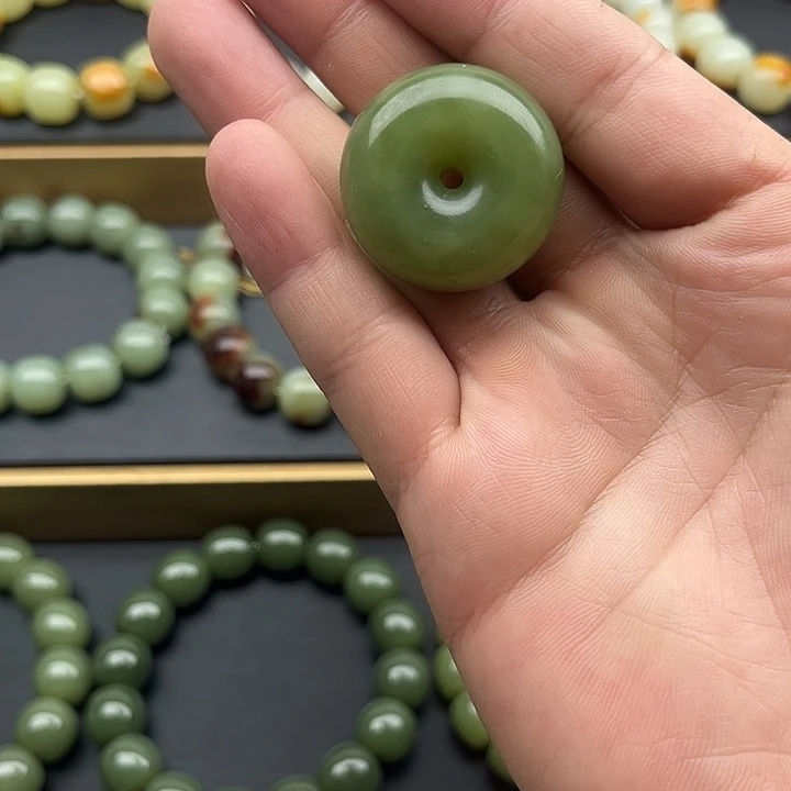透闪石质玉未镶嵌车挂