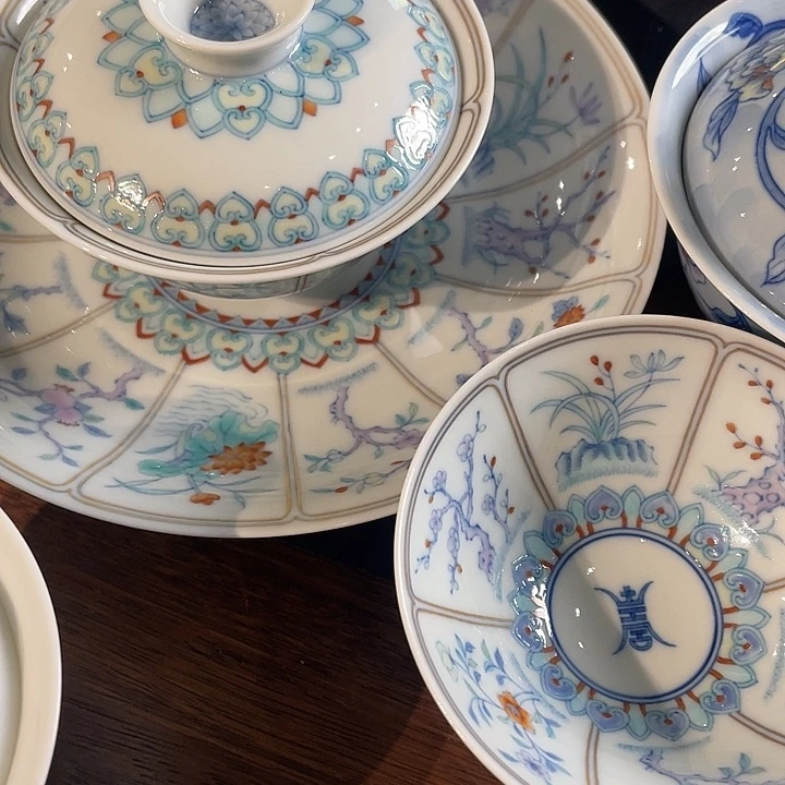 盖碗壶承送杯子。