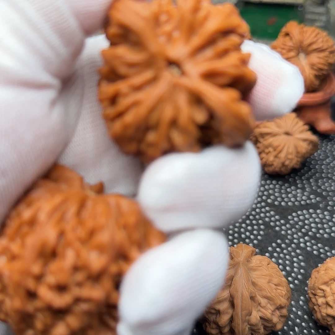 ****桃核吊坠虎头王      43+