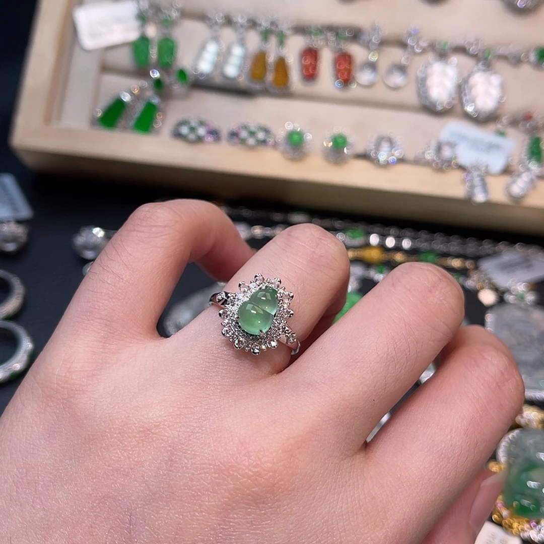 翡翠18K金镶嵌戒指葫芦