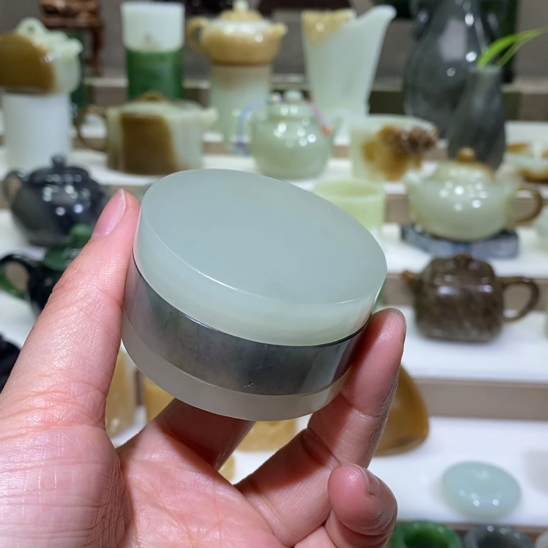 和田玉把件未镶嵌双色玉首饰盒