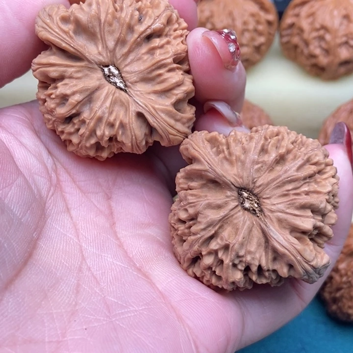 青***草桃核吊坠南疆石45尺