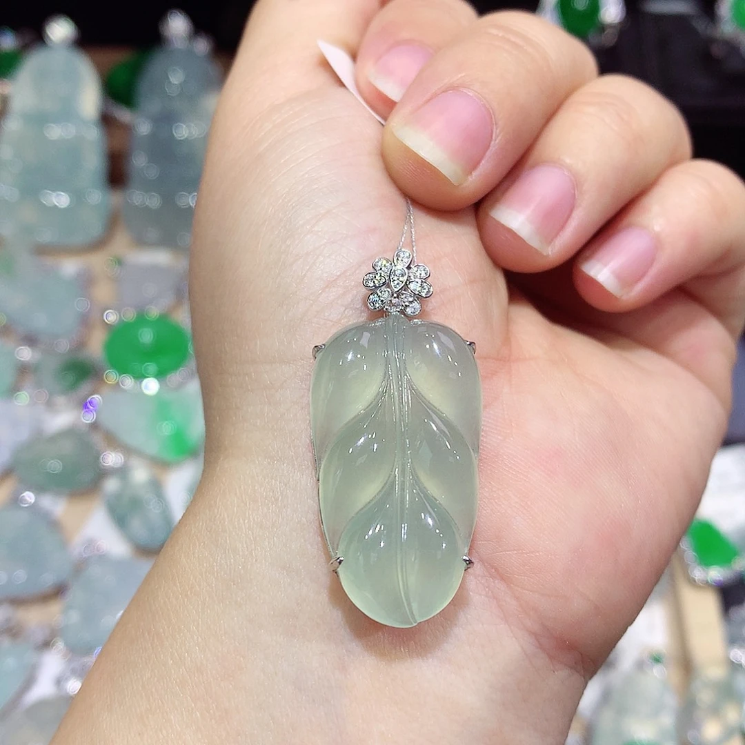 翡翠18K金镶嵌颈饰叶子