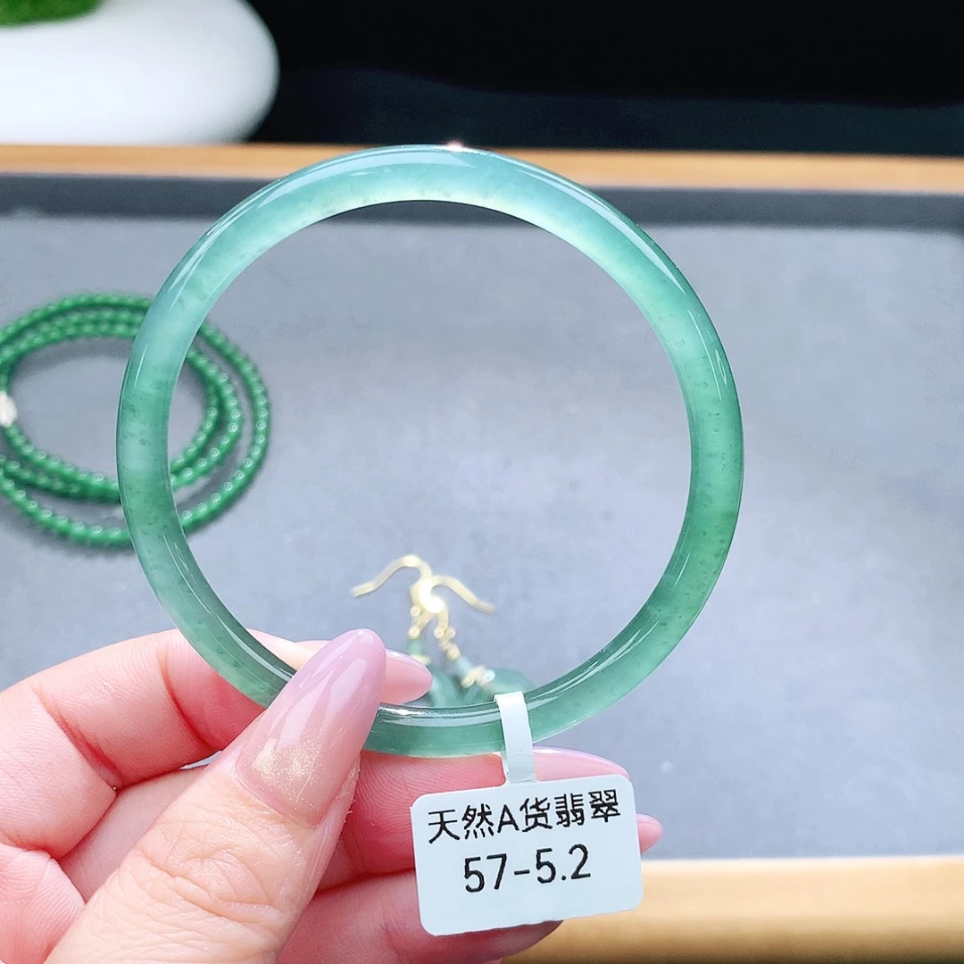 未镶嵌手镯（圆镯）翡翠