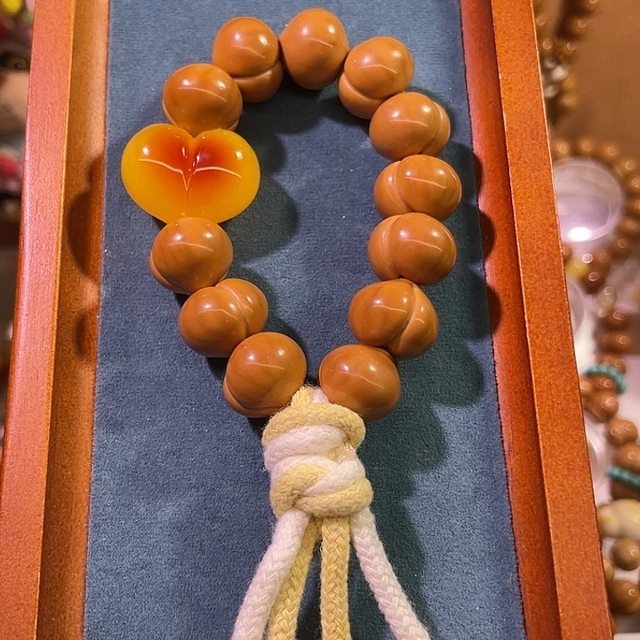 猴头核桃吊坠手工奶油屁桃卡16.7小手持黄心款