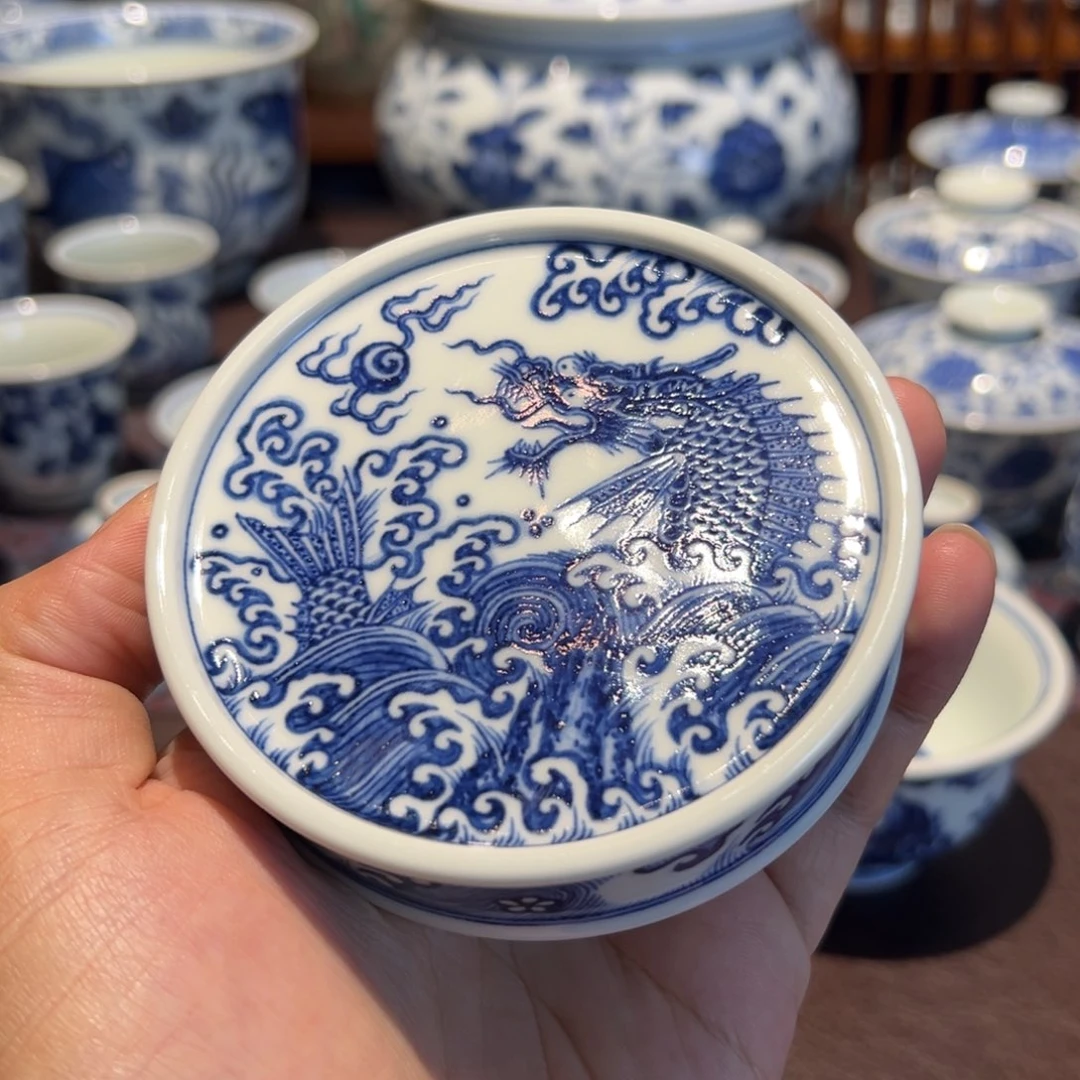 精品青花海水鱼化龙盖置面径约8.2厘米