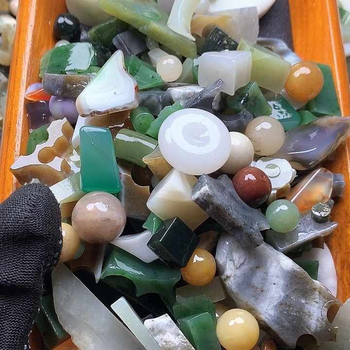 和田玉和田玉边角料未镶嵌欣****柜