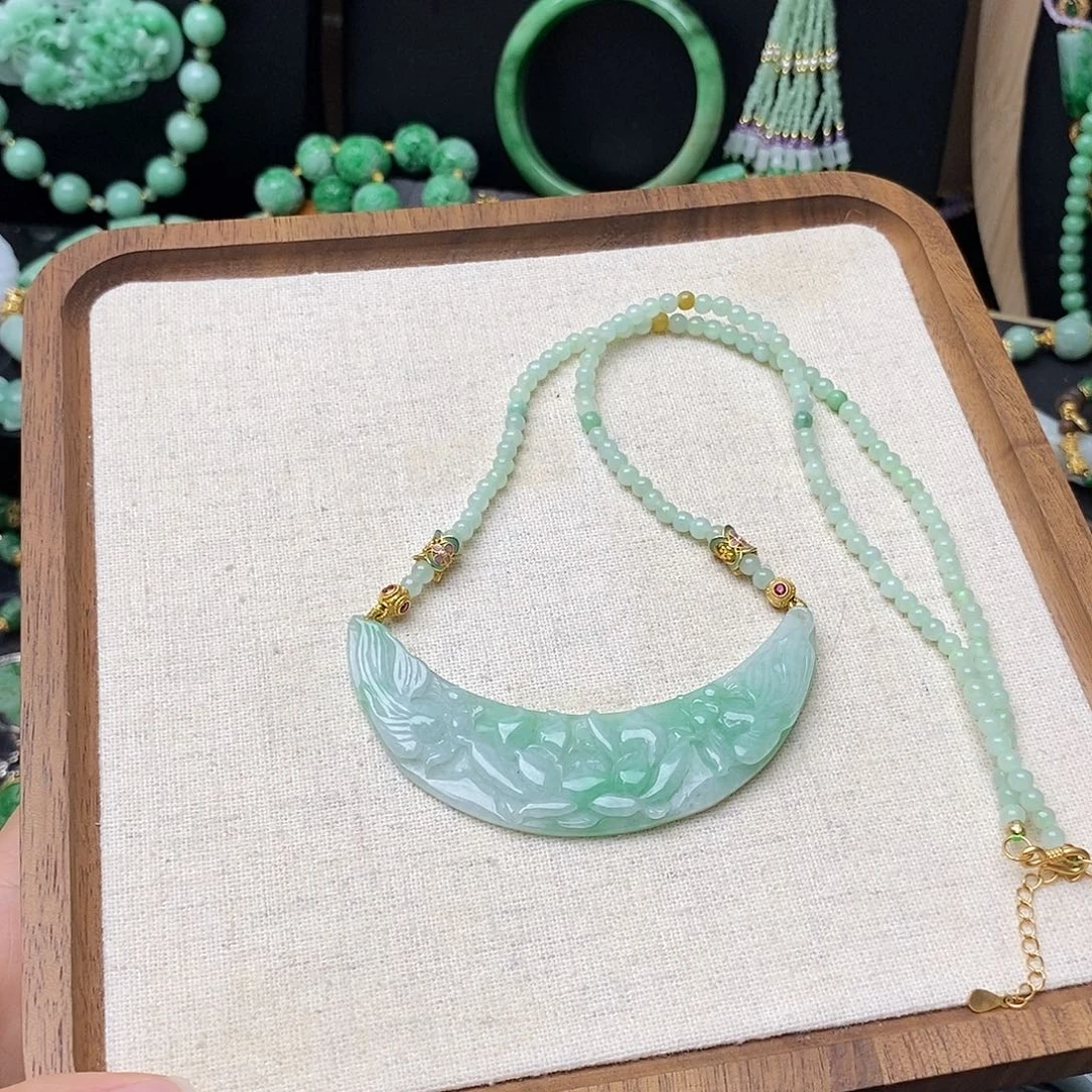 翡翠未镶嵌颈饰荷花鲤鱼