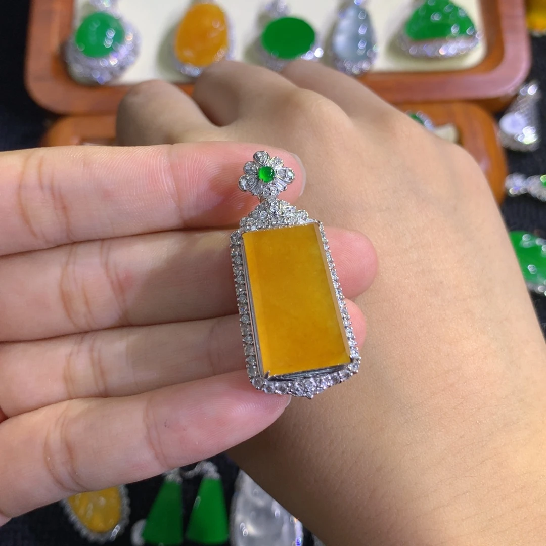 小***花翡翠18K金镶嵌颈饰888888