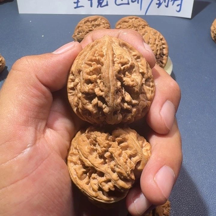 文玩核桃吊坠大粗筋