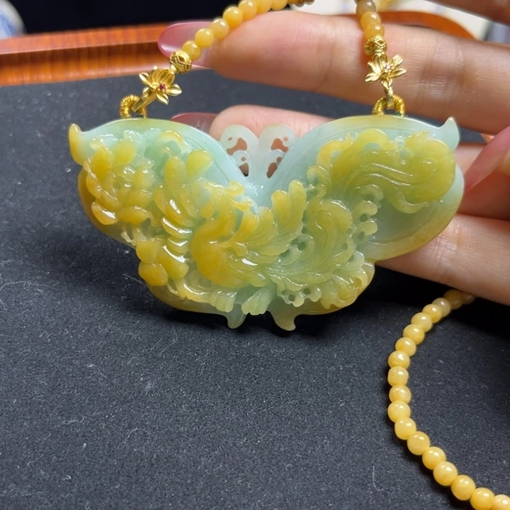 翡翠未镶嵌颈饰蝴蝶