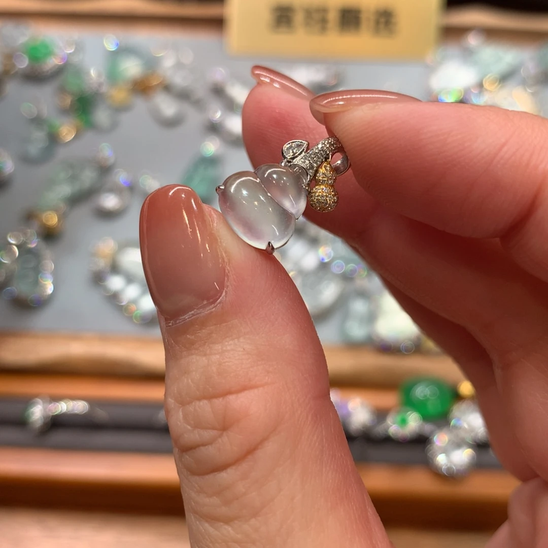 颈饰18K金镶嵌翡翠吊坠