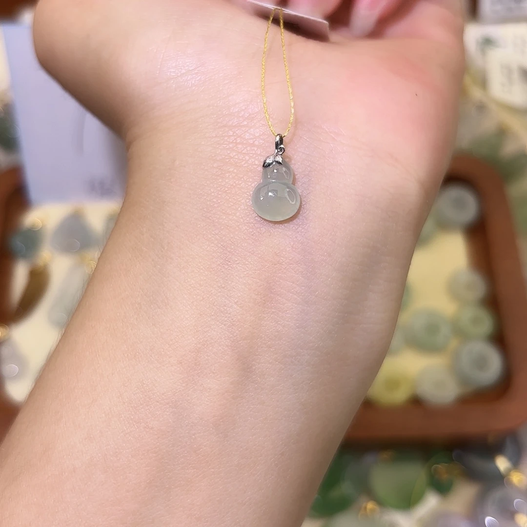 翡翠18K金镶嵌颈饰葫芦