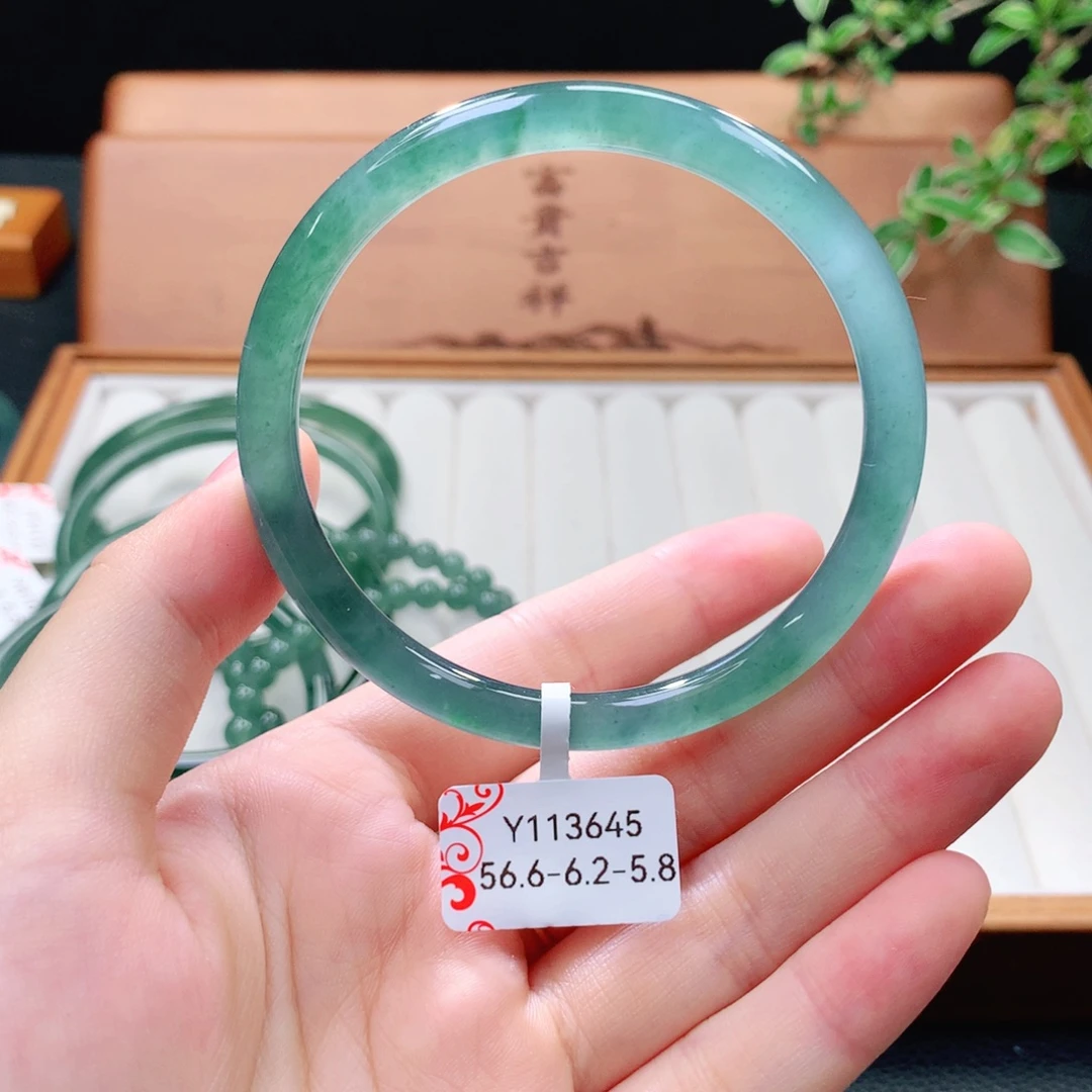 翡翠未镶嵌手镯（圆镯）