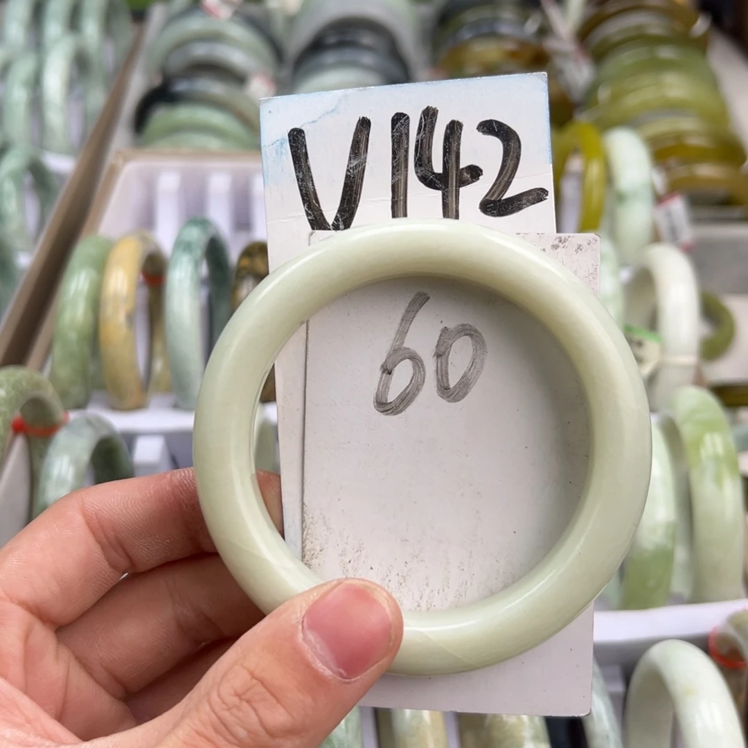 岫玉手镯未镶嵌天然岫玉微瑕，可以正常佩戴